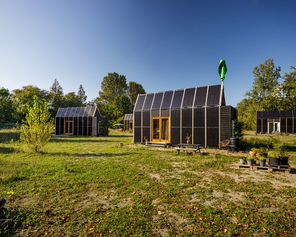 Tiny houses met meranti hardhouten kozijnen met transparante lak