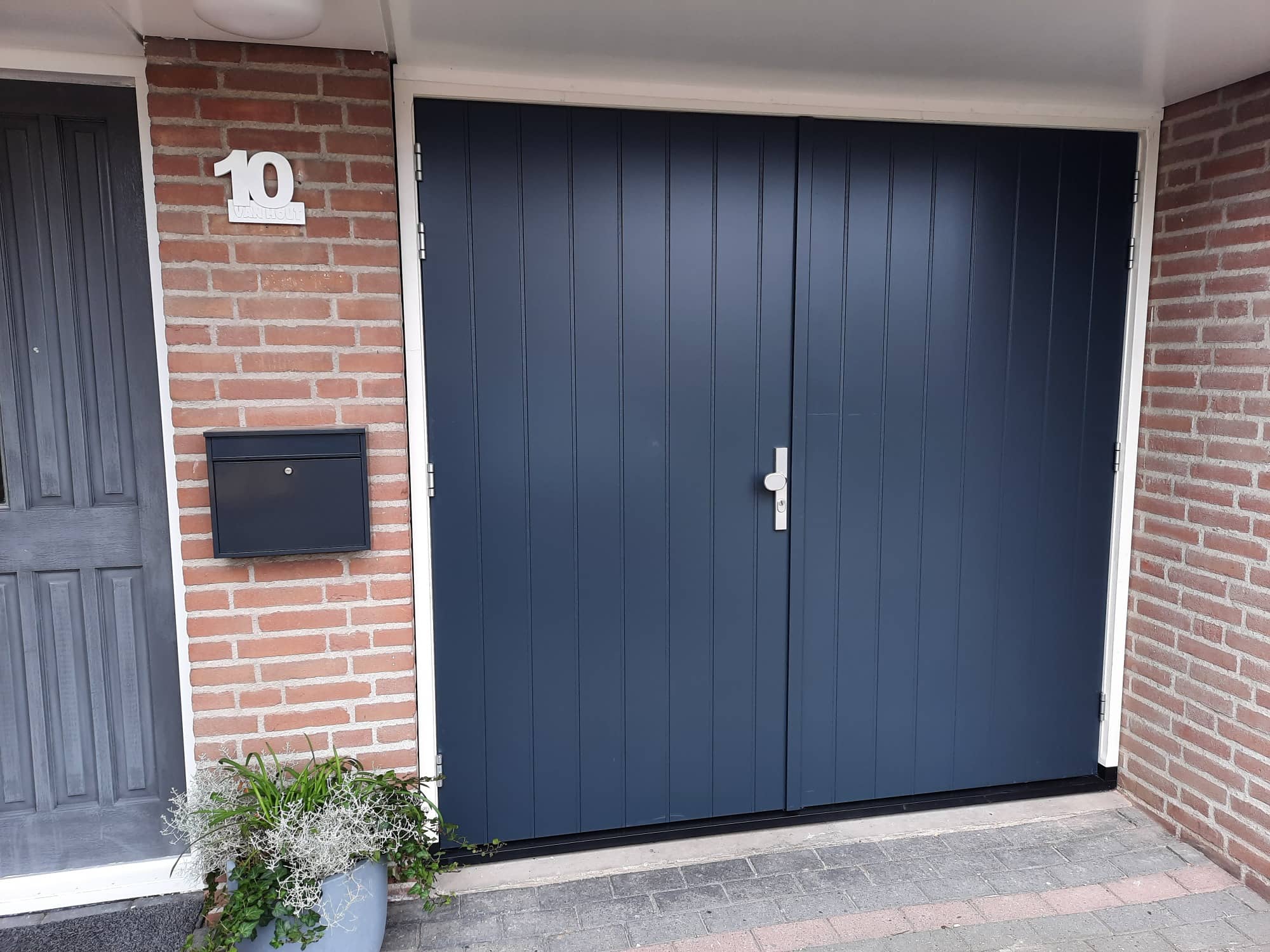 Nieuwe garagedeuren voor Marc van Hout