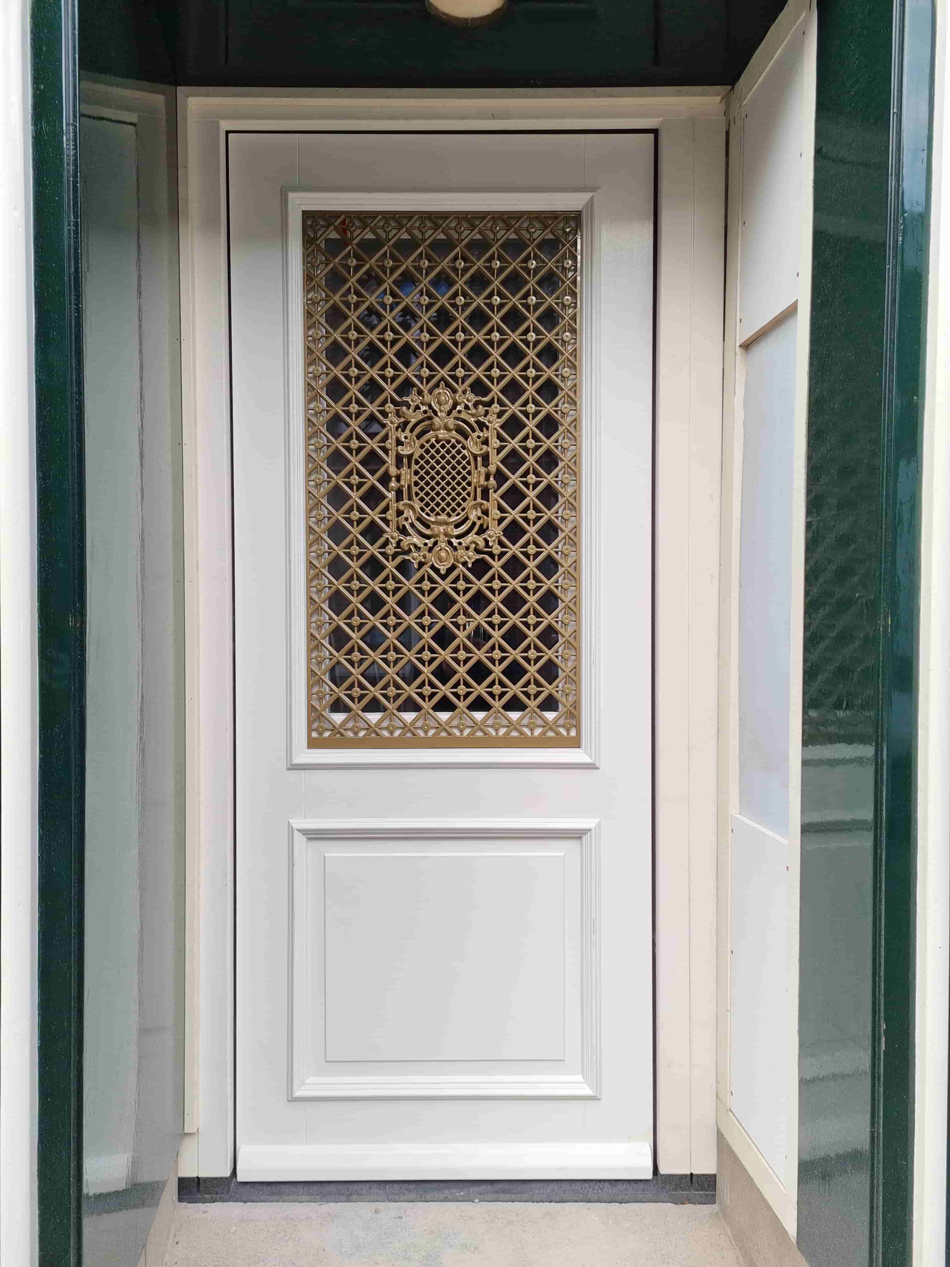 Witte luxe voordeur met twee stijlen en een gouden aluminium rooster
