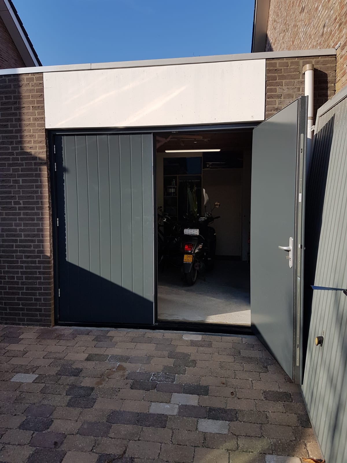 Houten garagedeuren met aan de buitenzijde verticale groeven