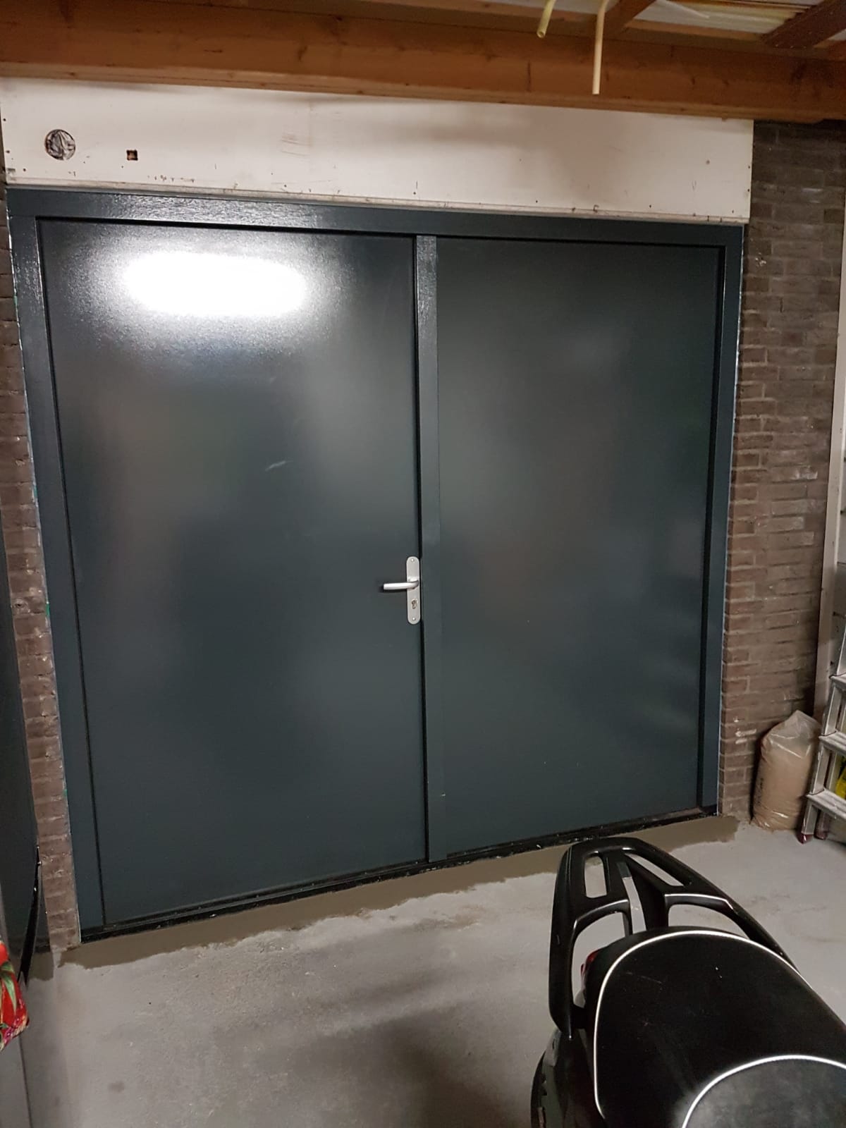 metgezel Kilometers voorzetsel Dubbele garagedeuren van hout | Kozijnshop.nl